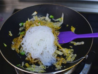 6、酸菜粉丝,加入粉丝