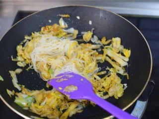 7、酸菜粉丝,炒匀