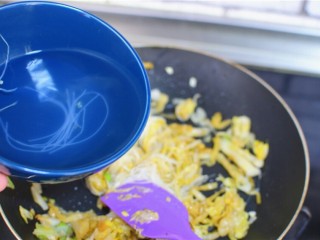 8、酸菜粉丝,加2勺水