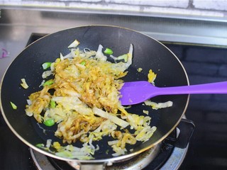 11、酸菜粉丝,盖上锅盖，焖三分钟左右，待粉丝变软即可出锅