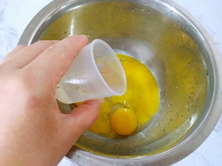 4、戚风蛋糕（八寸）,蛋黄中加入水，拌匀