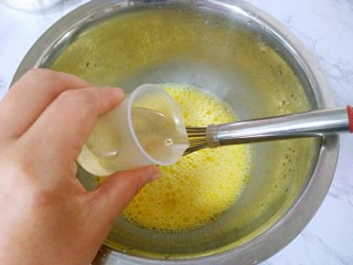 5、戚风蛋糕（八寸）,再加入玉米油，继续拌匀