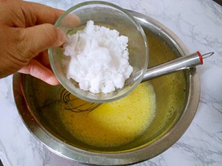 6、戚风蛋糕（八寸）,加入1/4的白糖，拌匀