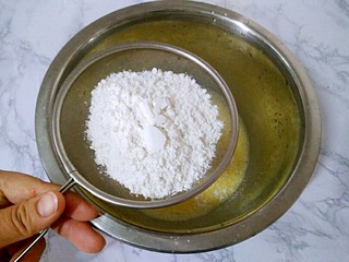 8、戚风蛋糕（八寸）,筛入低筋面粉和玉米淀粉的混合物。