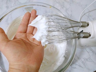 11、戚风蛋糕（八寸）,打发至硬性发泡