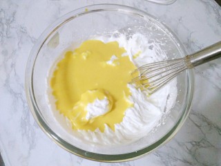 12、戚风蛋糕（八寸）,将蛋黄糊倒入到打发好的蛋清中