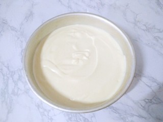 14、戚风蛋糕（八寸）,倒入八寸模具，震两下大气泡