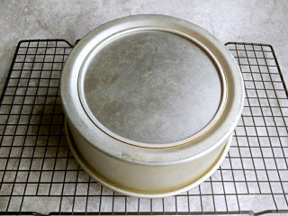 16、戚风蛋糕（八寸）,烤完后，取出模具，震两下大气泡，马上倒扣在烤网上。彻底凉凉后再脱模