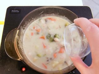 5、宝宝辅食：彩蔬虾仁浓汤-18M+ ,最后加一点点盐提味即可。