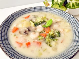 6、宝宝辅食：彩蔬虾仁浓汤-18M+ ,完成，开吃，香浓的汤汁，软烂的蔬菜，不管是搭配米饭还是用来搭配面包都可以。