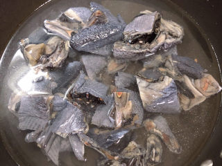 2、虫草花乌鸡汤,锅中烧开水，将乌鸡在水中焯一下。