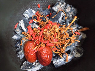 7、虫草花乌鸡汤,将乌鸡、虫草花、红枣、枸杞子放入高压锅中。