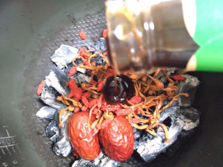 8、虫草花乌鸡汤,放入盐、耗油、生抽。