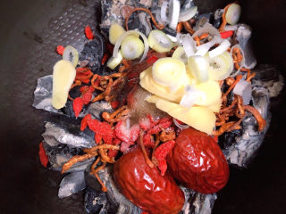 9、虫草花乌鸡汤,再放入葱姜。