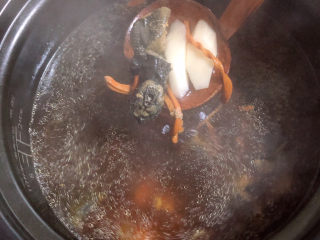 13、虫草花乌鸡汤,高压锅炖好的鸡汤中放入山药。