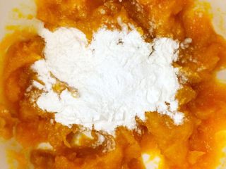 4、南瓜饼,一点一点加入糯米粉