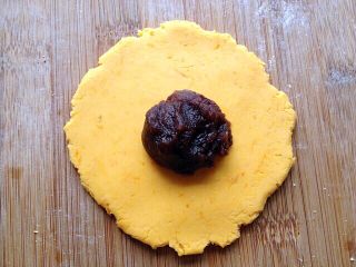 7、南瓜饼,取一小块面团，加入豆沙