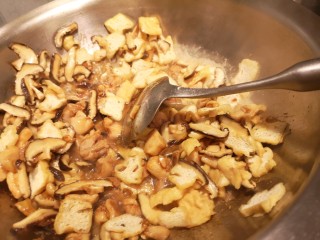 11、红烧鸡肉香菇,国内稍微加一点点水。盖盖儿闷一会儿。