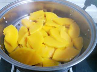 1、Cute小南瓜,南瓜切片上蒸锅蒸十分钟