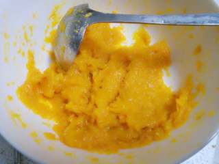 2、Cute小南瓜,捞出冷却点后压成南瓜泥