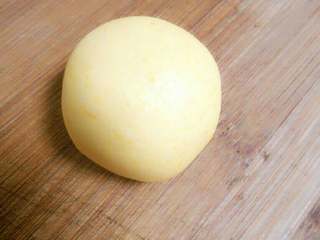 3、Cute小南瓜,反复揉搓，让面团光滑均匀。再搓成小鸡蛋般大小的小团。