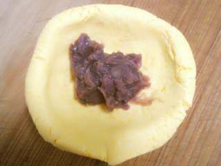 5、Cute小南瓜,小团捏凹状后加入豆沙馅，再次搓圆。