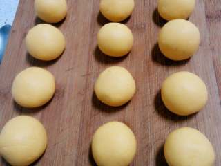 6、Cute小南瓜,全部包完后放菜板上 