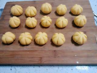 7、Cute小南瓜,用牙签压出六条左右的纹路，纹路尽量压深些，待会蒸出来才不易变形，才像南瓜状。