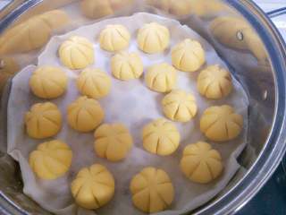 8、Cute小南瓜,蒸锅放纱布或玉米叶等，是为了防止点心粘锅。水开后放入点心。