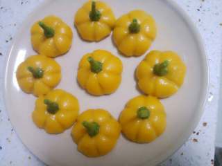 10、Cute小南瓜,把点心放入盘中，趁热把洗净晾干的辣椒蒂盖在点心顶部当南瓜蒂做装饰。