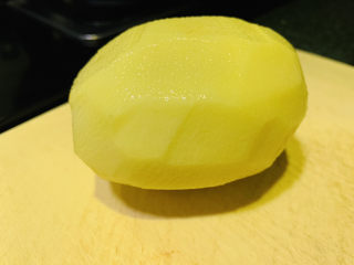 2、芝士焗土豆泥,削皮
