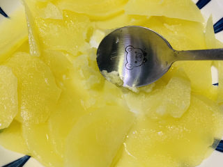 5、芝士焗土豆泥,轻压成泥，就可以出锅