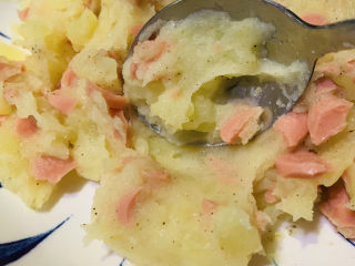 8、芝士焗土豆泥,搅拌均匀所以用料