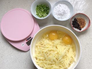 1、洋芋丝粑粑,洋芋去皮，擦成丝，不要洗不要泡水哦，其他材料备好