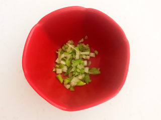 2、蛋黄派,葱叶切成末