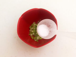 3、蛋黄派,加入精盐