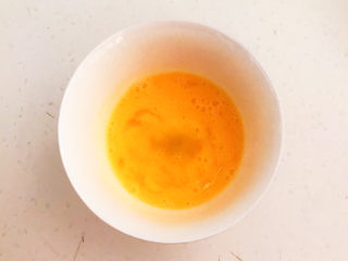 6、蛋黄派,鸡蛋液调匀备用