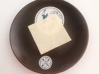 8、蛋黄派,取一片馄饨皮放在盘子里