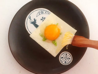 11、蛋黄派,在馄饨皮四周刷一层鸡蛋液