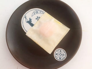 12、蛋黄派,在蛋黄上面盖一片馄饨皮