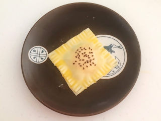 15、蛋黄派,撒上少许熟黑芝麻，一个蛋黄派生坯就做好了