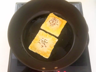 18、蛋黄派,加入蛋黄派生坯，全程小火煎制