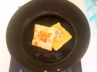 21、蛋黄派,蛋黄派底部金黄色，只煎一面即可