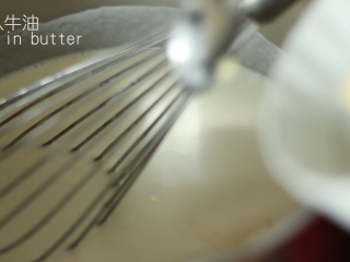9、免焗柠檬挞,接着倒入锅里，加入牛油，用中火煮至浓稠，不停搅拌7~10分钟，以防起粒