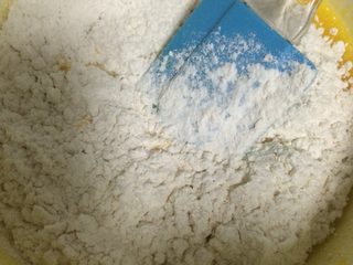4、葡萄干戚风蛋糕,如图筛入低筋粉;