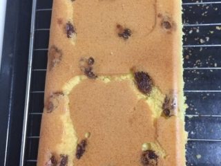 11、葡萄干戚风蛋糕,如图烤箱预热150度、上下火、中下格,烤30分钟后拿出来倒扣晾凉,脱模即可;