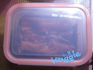 4、港式蜜汁叉烧,拌匀后盖盖子，冷藏腌制1天