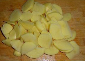 1、西班牙土豆饼,将土豆去皮剥成片，洋葱，培根切小片