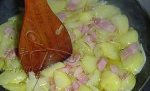 3、西班牙土豆饼,锅里倒入榄橄油加热，入洋葱和土豆煎煮一下，再倒入培根片一起翻炒