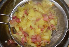 4、西班牙土豆饼,用勺子把土豆剁碎，煮好后倒入筛网过滤掉油